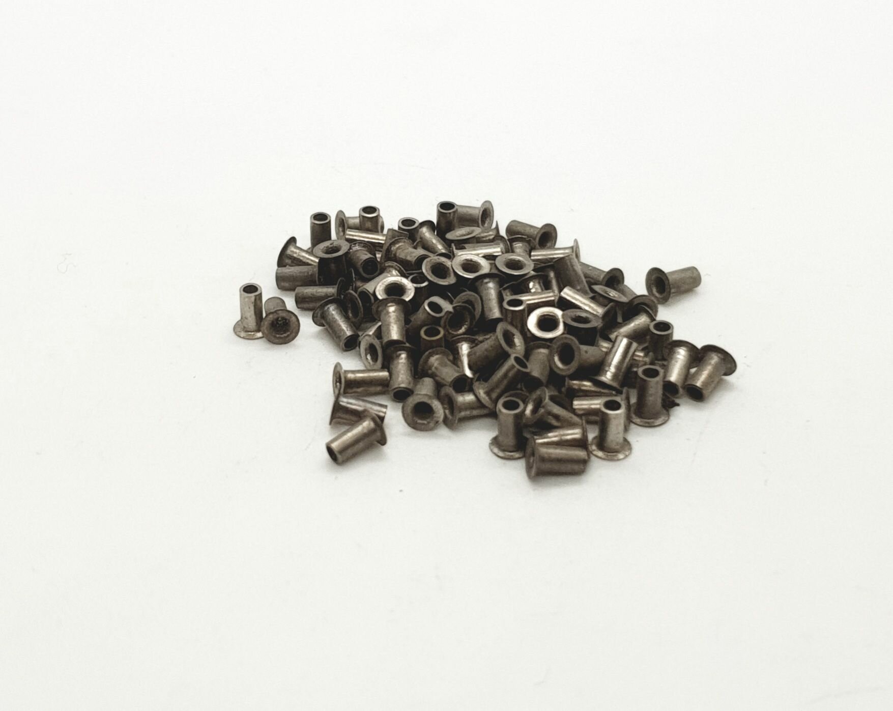 фото Заклепка забивная пустотелая 2х4 латунная с покрытием, 100шт.