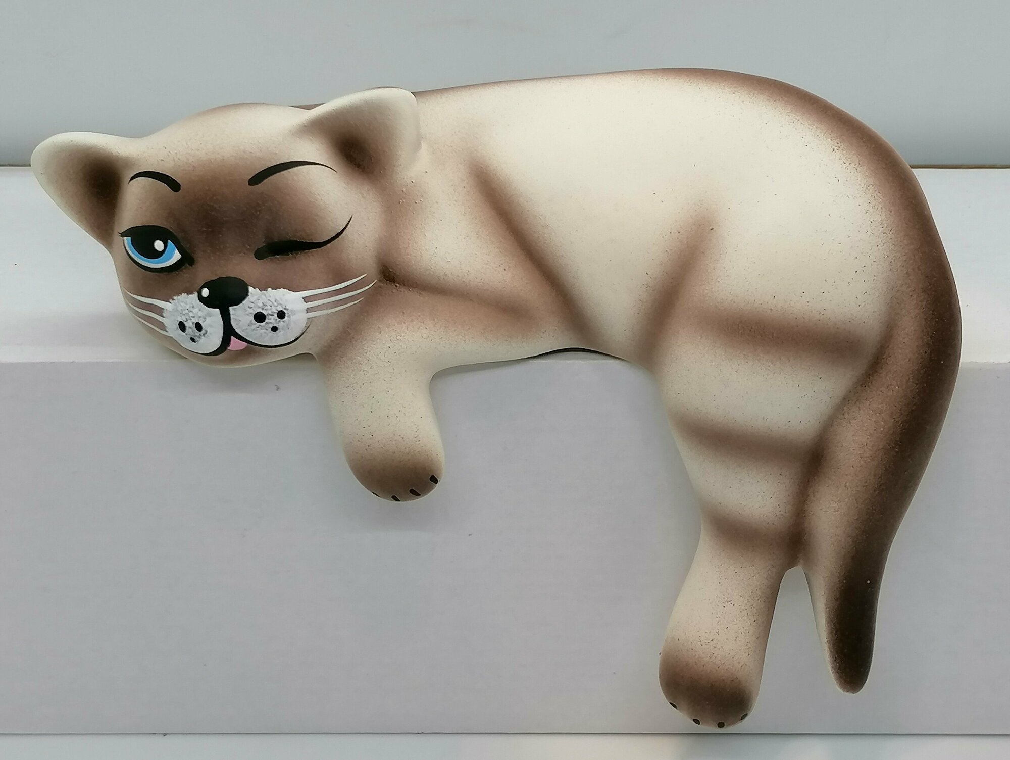 фото Кошка свисающая с полки " Коричневая" , 20 см