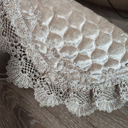 светлый, бежевый