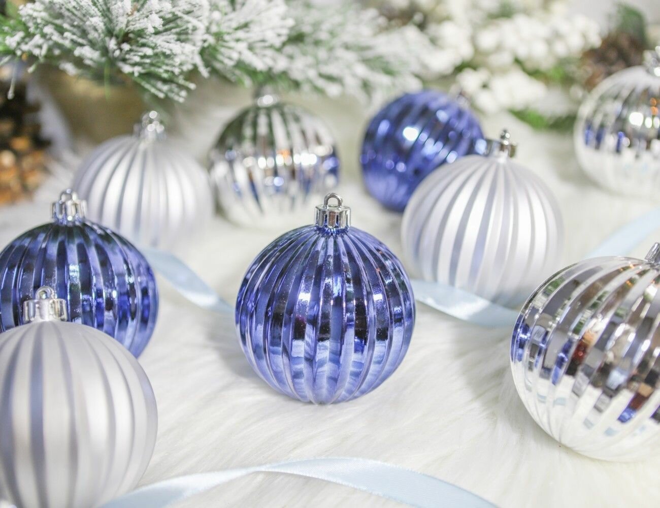 Набор пластиковых шаров белецца инвернале, серебряный с синим, 8 см, упаковка 12 шт, Winter Deco 220040
