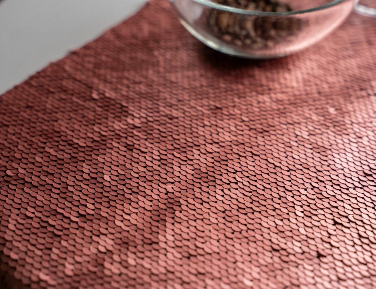 фото Ткань для декорирования/дорожка для стола экстравагантная с двусторонними пайетками, коралловая, 25х125 см, Koopman International