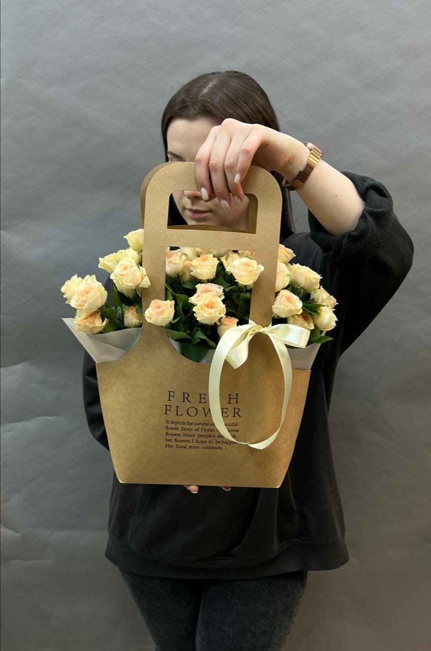 Кустовые розочки в крафтовой сумочке от Story-flowers