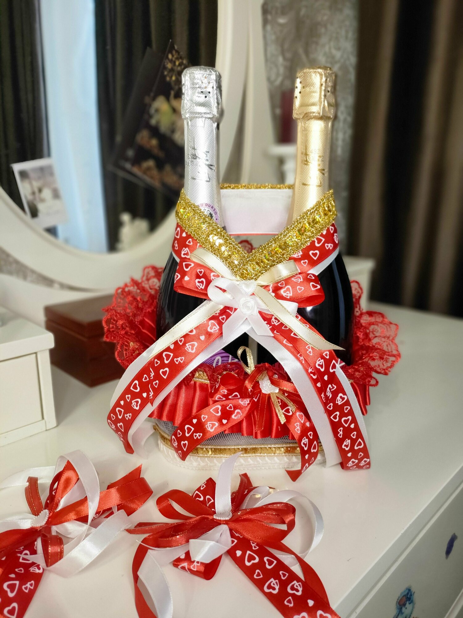 Корзинка для шампанского (Красная с сердцами)+лента+бантики на бокалы