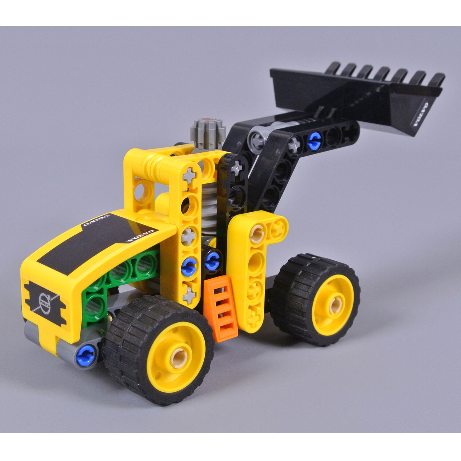 Конструктор LEGO Technic Polybag Volvo Wheel Loader "Колесный погрузчик Volvo" 69 деталей / 30433