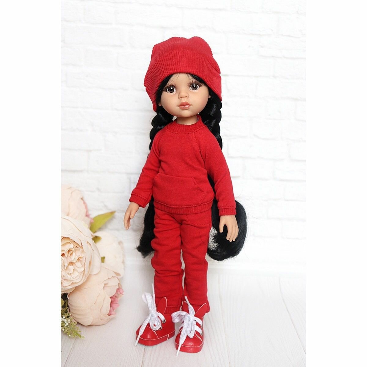 Комплект одежды и обуви для кукол Paola Reina 32 см (костюм, шапка, кеды), красный