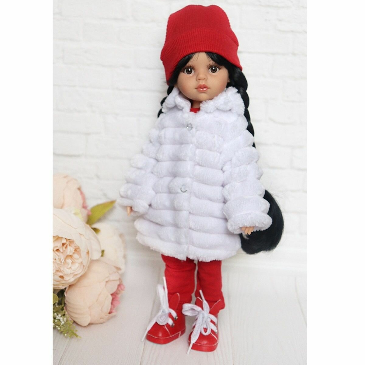 Комплект одежды и обуви для кукол Paola Reina 32 см (шубка полоска, костюм, шапка, кеды), белый, красный