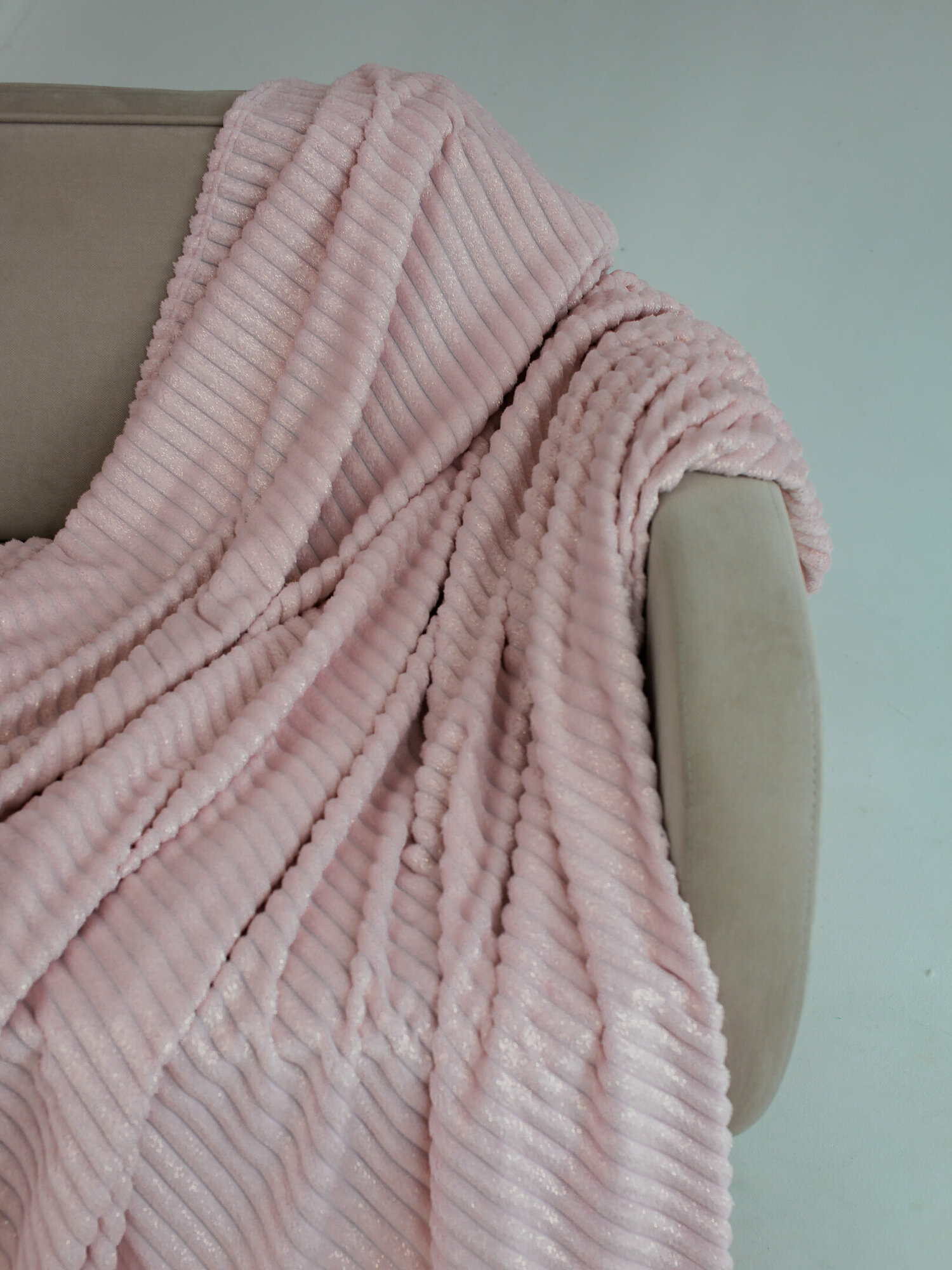 Плед велсофт на диван, покрывало на кровать, 200х220, Розовый - фотография № 20