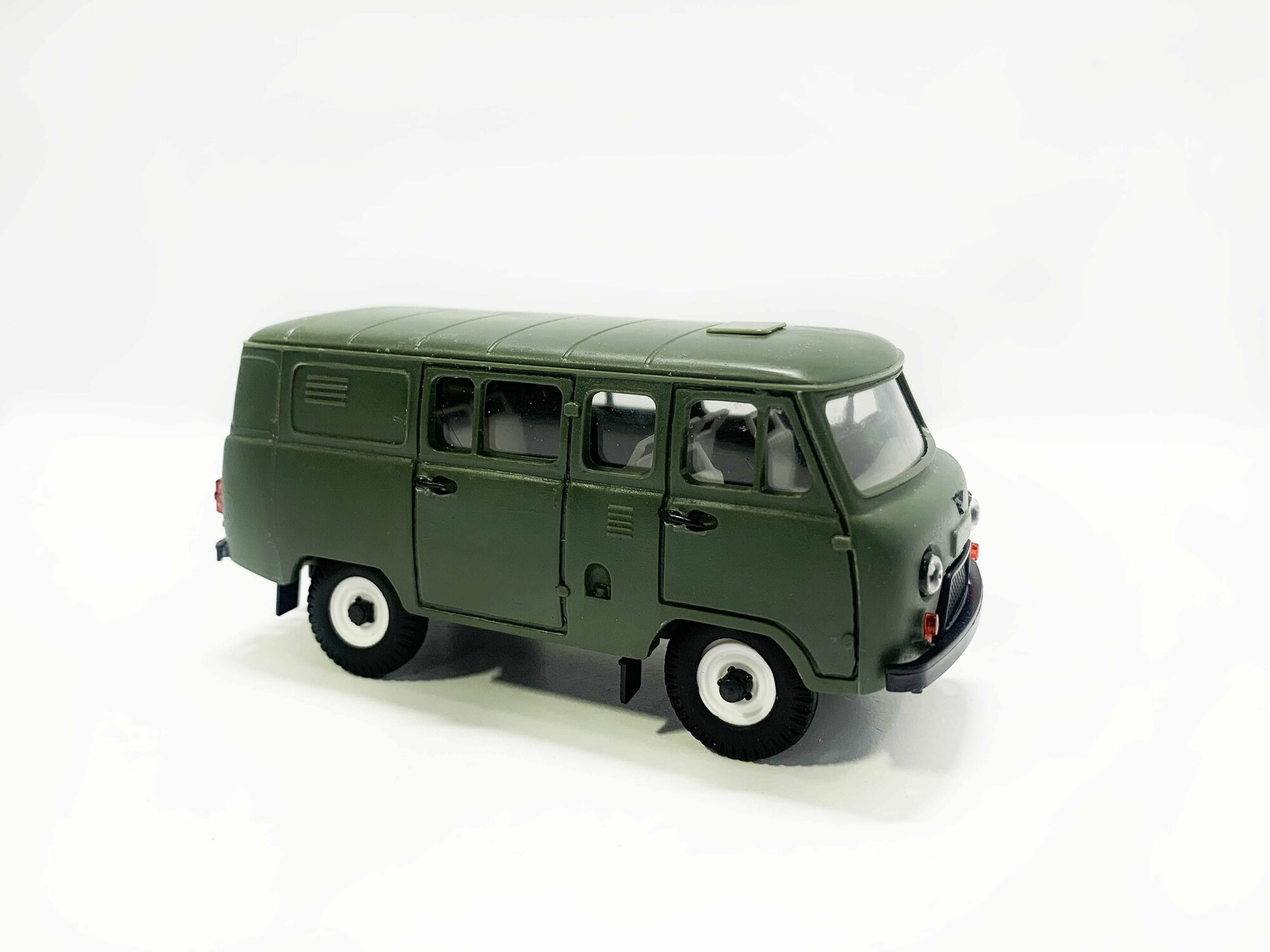 УАЗ-39099 грузопассажирский (пластик, зелёный) 1:43 15900 10