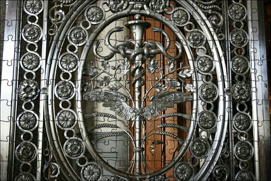Магнитный пазл "Железные ворота, кованое железо, железная сетка" на холодильник 27 x 18 см.