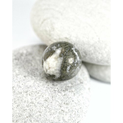Пирит - шар натуральный камень диаметр 25 мм 1 шт - для декора поделок бижутерии 632₽