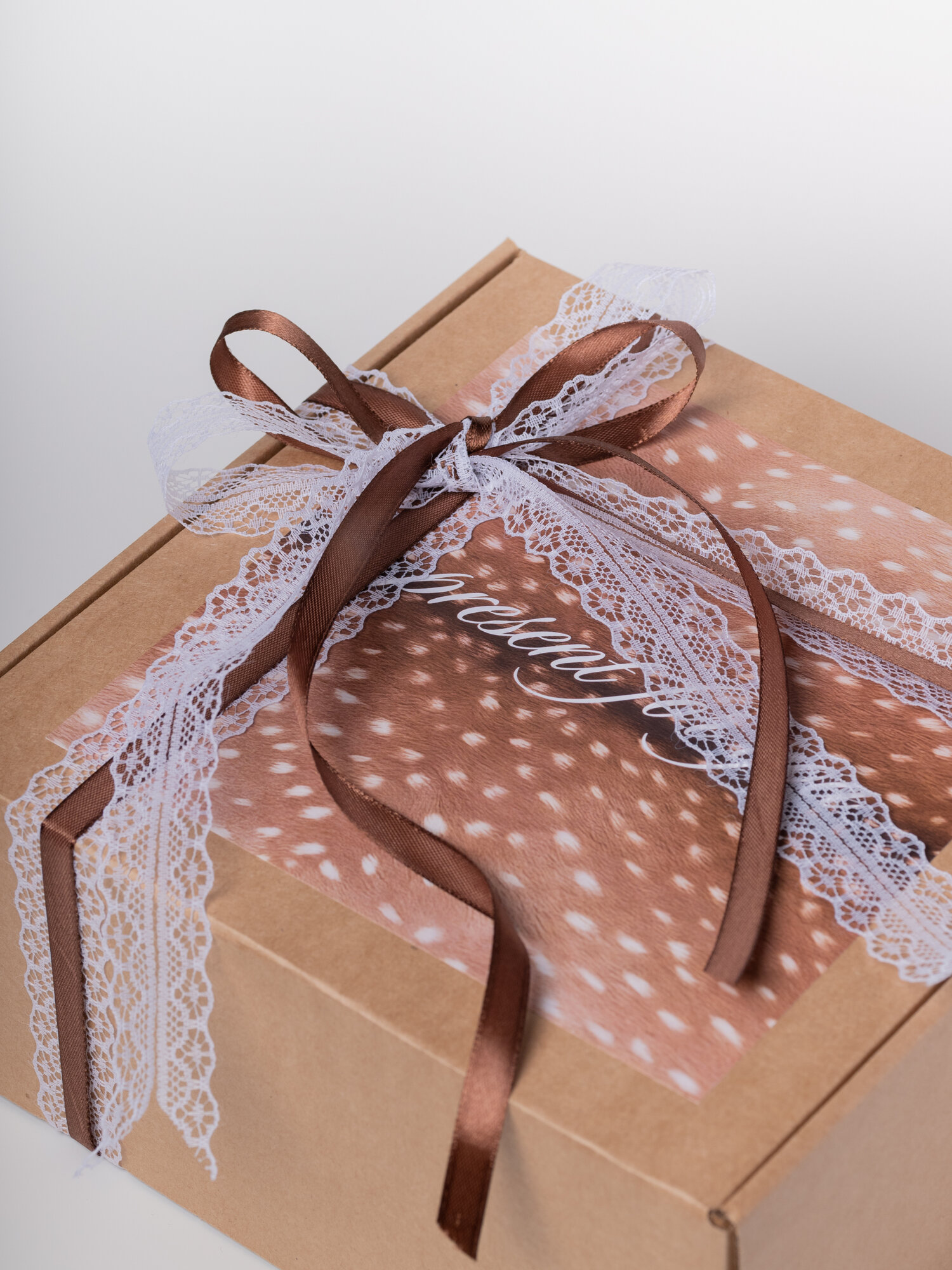 Коробка подарочная, квадратная, белая, коричневая, 22x22x10 см — фото 1