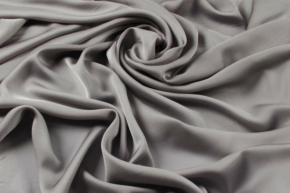 Ткань сатин из шелка серо-лавандового цвета