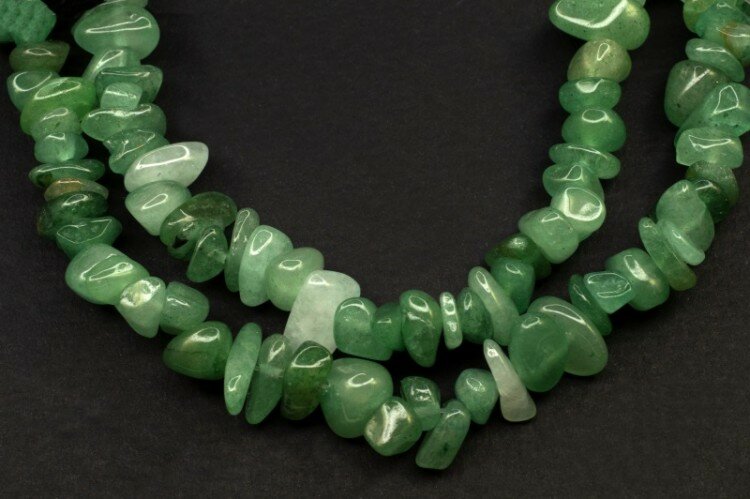 фото Каменная крошка Природный авантюрин около 3-13мм, отверстие 0,5мм, цвет зеленый, 522-010, 1 нить (около 40см, около 105шт)