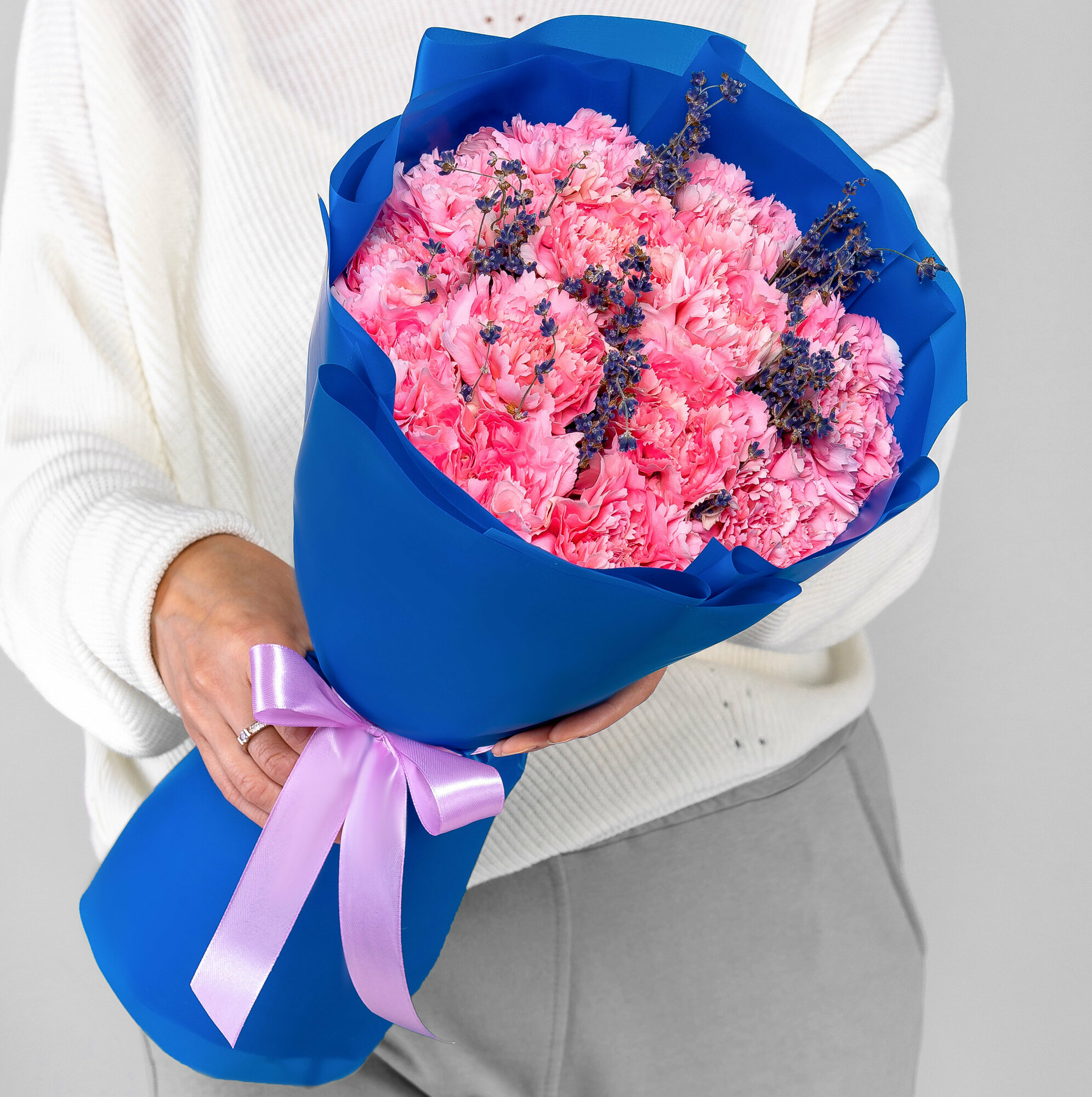 Дуо-букет Мегацвет24 "Гвоздика розовая и лаванда" 40 см дизайнерская упаковка