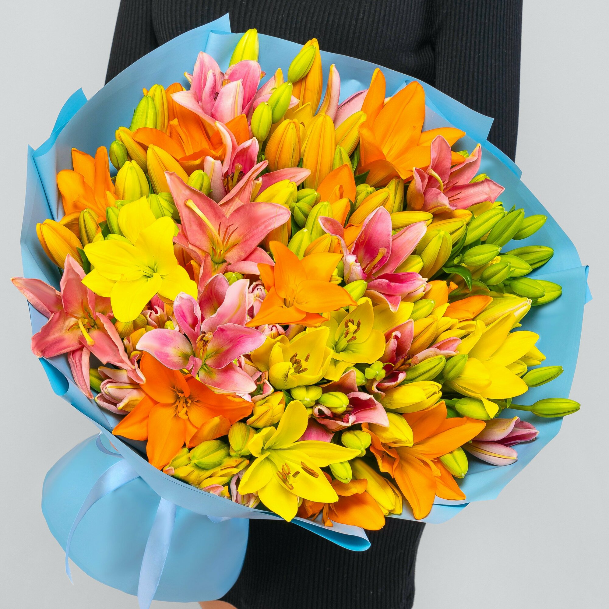 Букет Мегацвет24 35 Лилии Микс XL высота 50 см дизайнерская упаковка