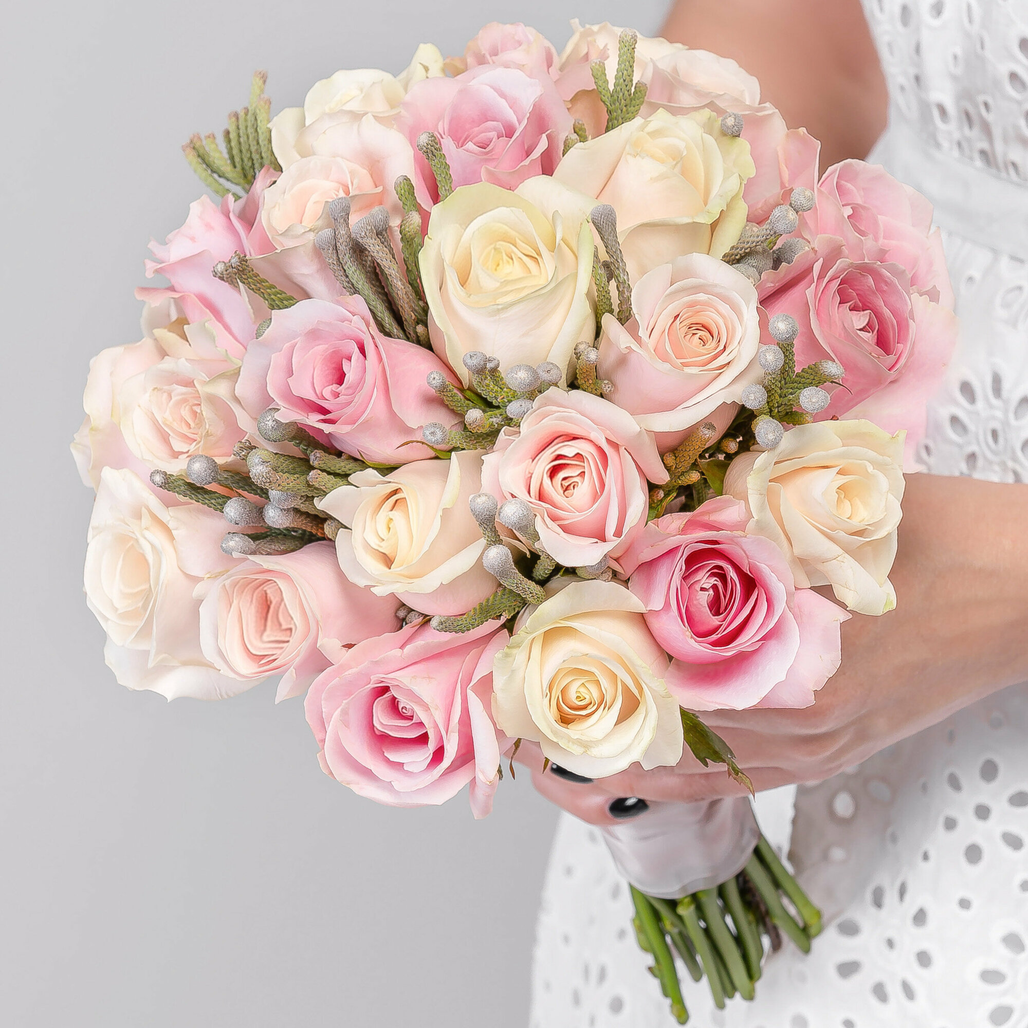 Букет невесты Мегацвет24 "Матовый" розы нежный микс под лентой