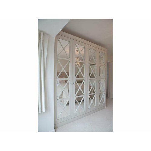 Встроенный белый шкаф с распашными дверями зеркальный