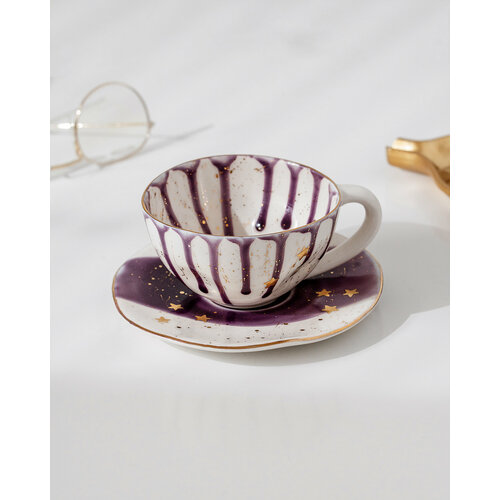 Чайная пара Linadelika кружка с блюдцем из серии Черника белая с фиолетовыми разводами, брызгами золота и звёздочками из фарфора 180мл