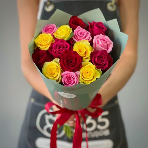 Изображение товара Букет из 15 яркой розы 50 см в стильной упаковке. «365 Поводов» - живые цветы с доставкой