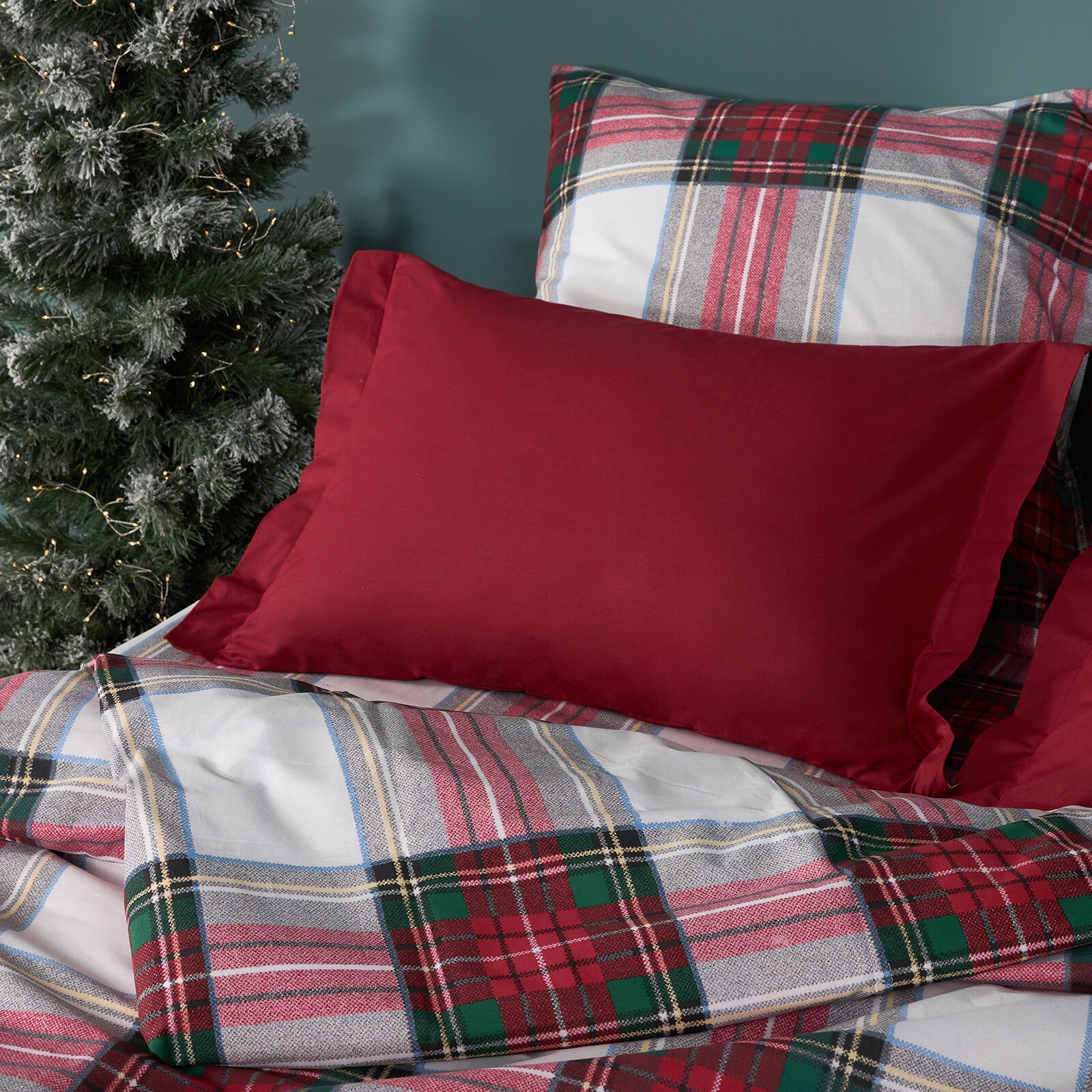 Постельное белье 1.5-спальное COZY HOME "Winter Tartan", перкаль (хлопок), 70х70, белый/красный, клетка/новогоднее