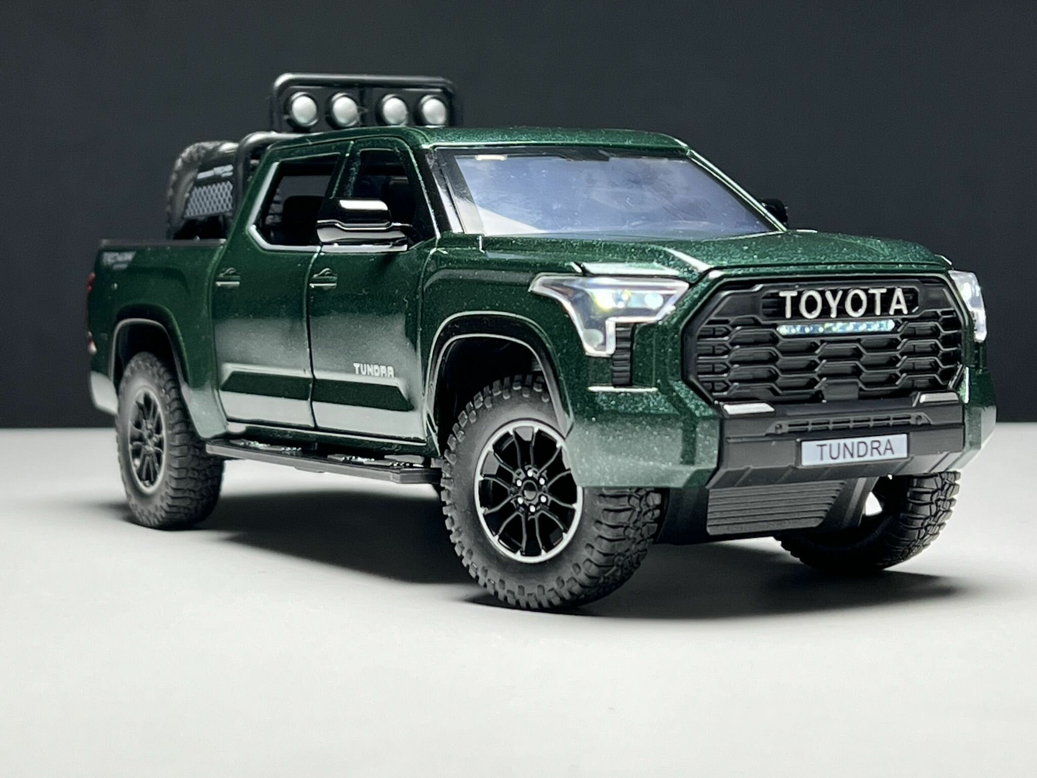 фото Машинка металлическая Toyota tundra 1:24, Коллекционная модель машины для взрослых, Игрушечный автомобиль с звуковыми и световыми эффектами для детей