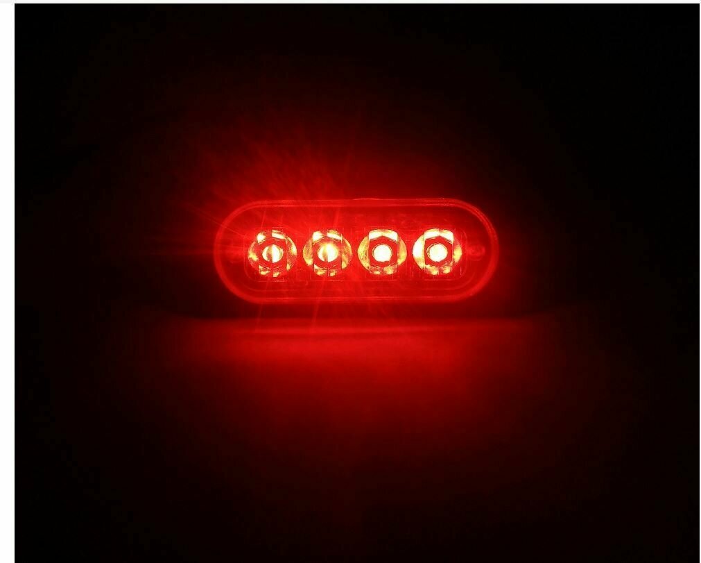 Светодиодная фара 4 лампы 12В , красный свет 2шт. в комплекте , пластиковый корпус. Лампы для авто