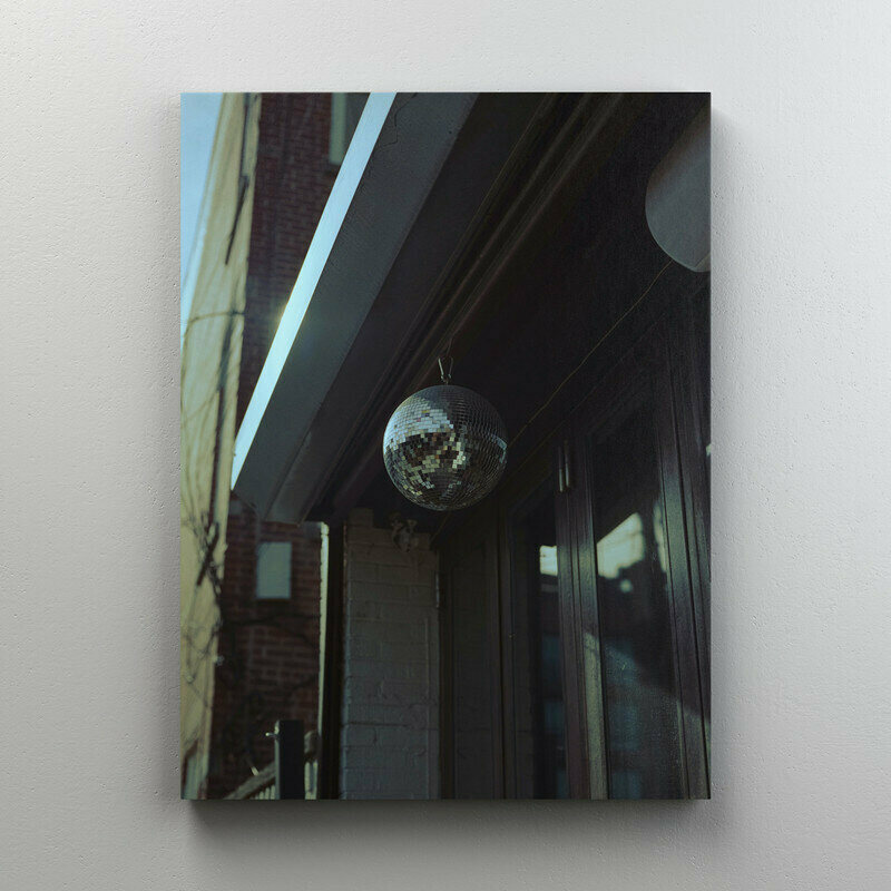 Интерьерная картина на холсте "Диско шар в кафе" размер 22x30 см