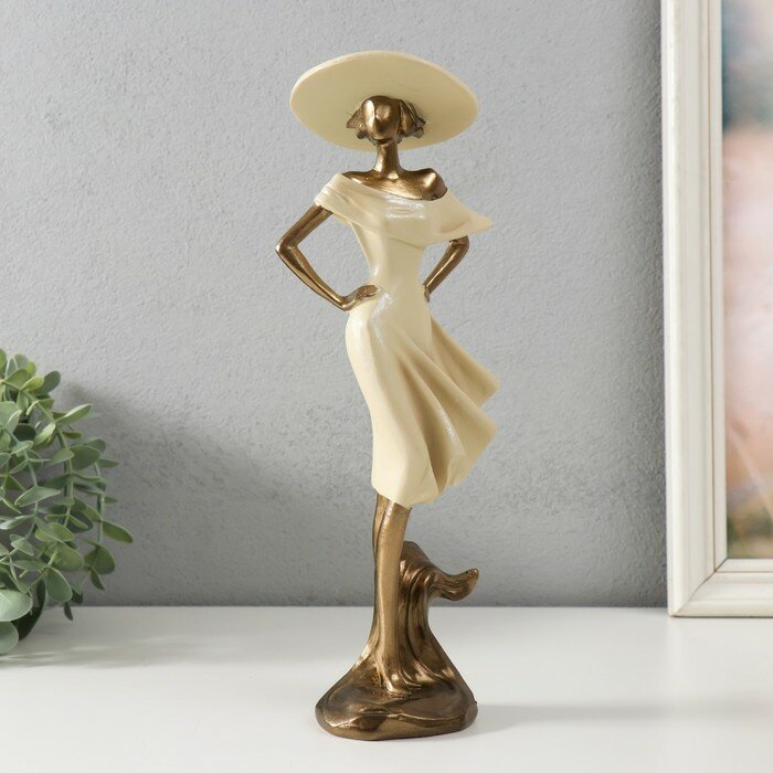 Сувенир интерьерный "Девушка в широкополой шляпе" песочная с бронзой 11х8,5х30 см