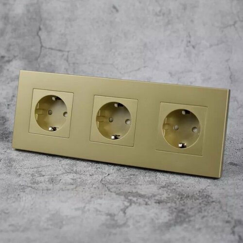 Розетки с заземлением. Тройная розетка с защитными шторками золотая