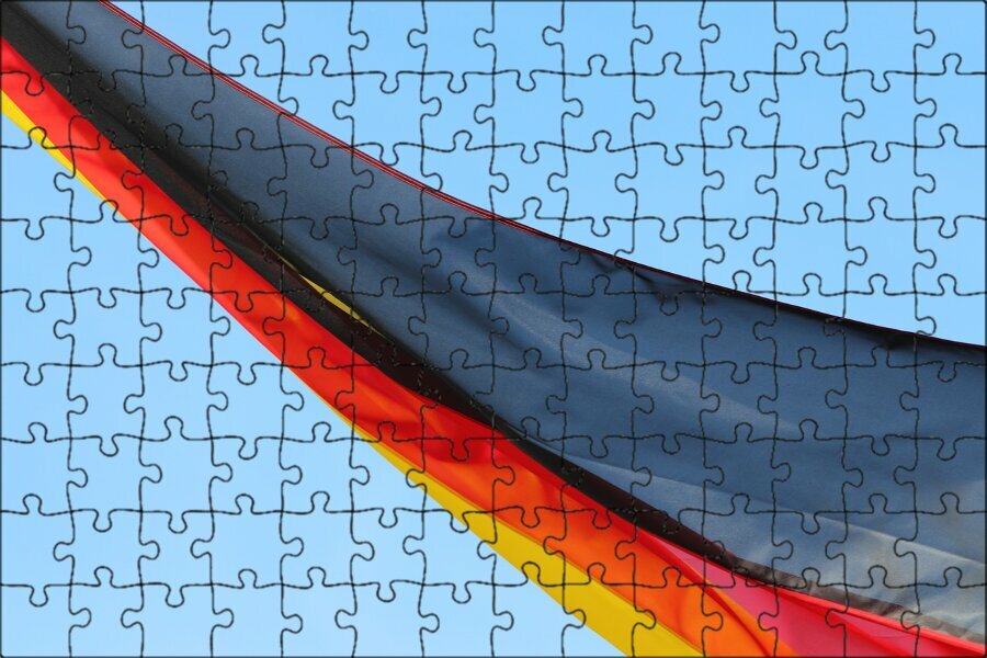 Магнитный пазл "Немецкий национальный флаг, мягкий ветер, синее небо" на холодильник 27 x 18 см.