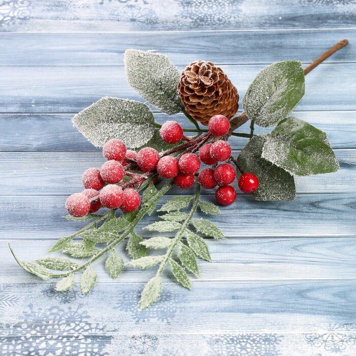 Декоративное украшение Зимнее волшебство "Зимние грезы", ветка, листья, ягоды, шишка, 27 см