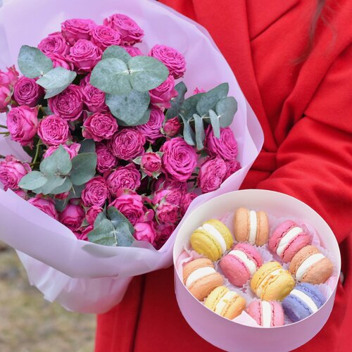 Изображение товара Букет из кустовых роз "Сенсейшн" 7 шт и пирожные макарон 10 шт в шляпной коробке, подарок маме, девушке, любимой