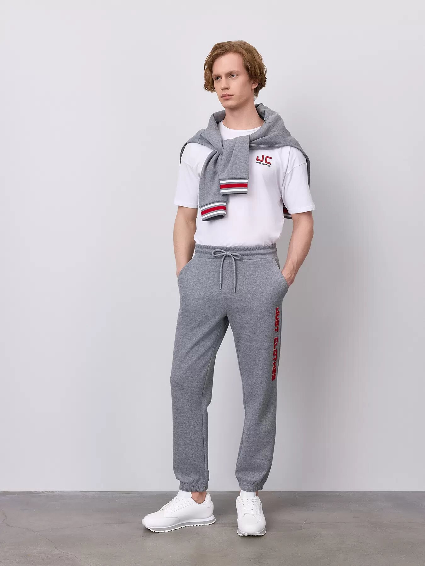 Брюки спортивные JUST CLOTHES Серый. Декор махровая нашивка логотипа. Пояс резинка, шнурок. Карманы спереди 2 б/заст, сзади нет. П, размер XL, серый/красный
