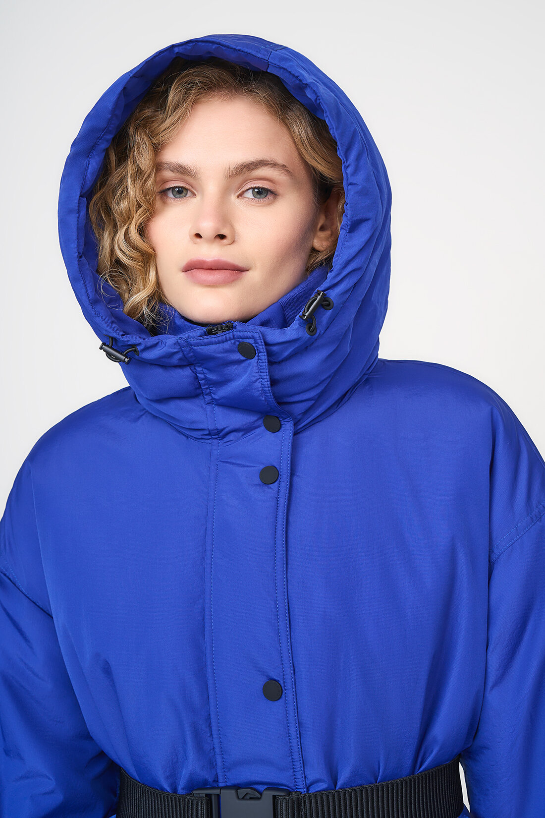 куртка Baon, демисезон/зима, удлиненная, силуэт прямой, капюшон, карманы, пояс/ремень, ветрозащитная, утепленная, манжеты, размер L, синий - фотография № 3