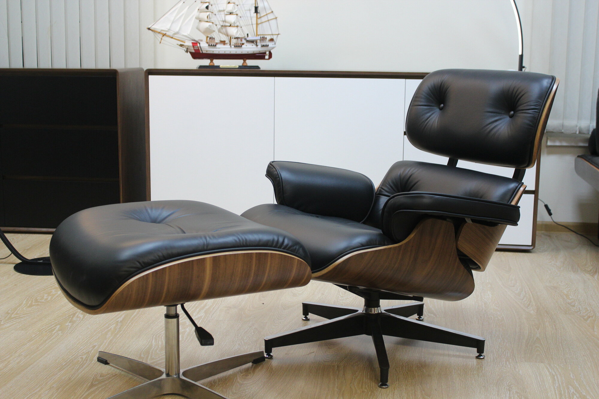 Черное кресло Lounge Eames Chair and Ottoman из натуральной кожи наппа