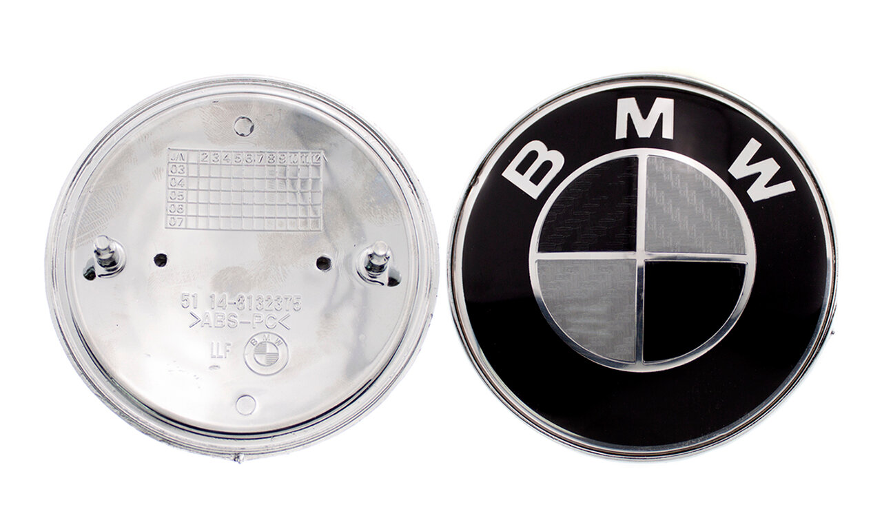 Эмблема на багажник BMW черный карбон 74 мм