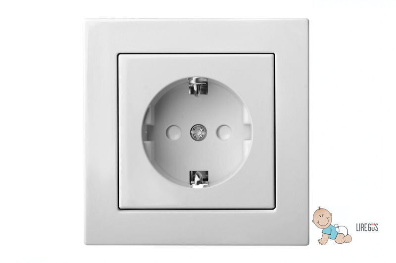 фото LIREGUS Розетка с Заземлением и Шторками без Винтовой Контакт Белая LIREGUS EPSILON