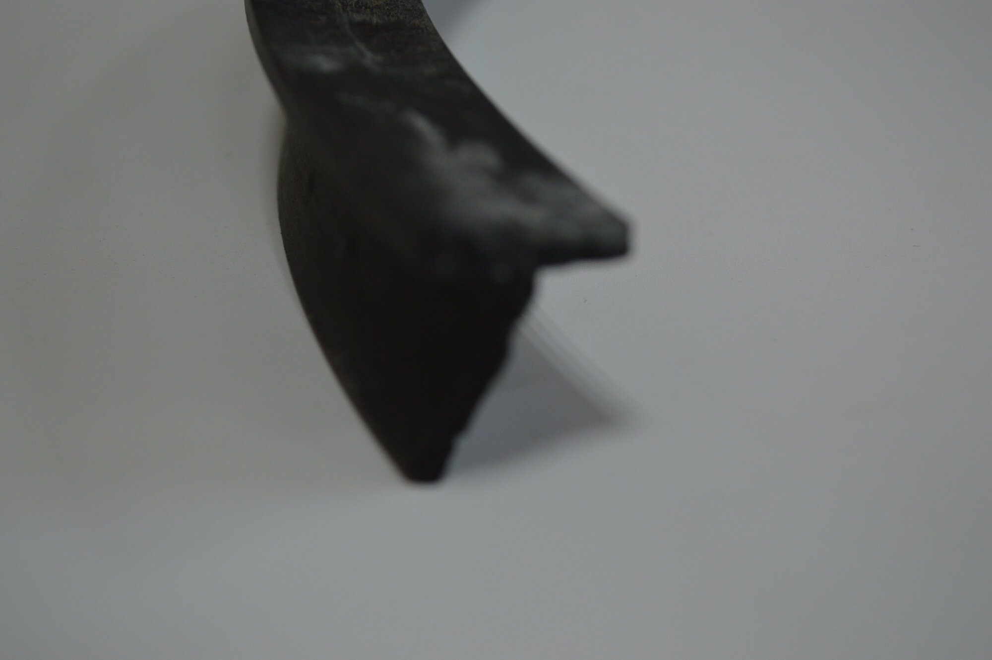 Профиль резиновый уплотнительный Т-образный черного цвета. Шляпка 20 мм высота 28 мм. Длина 6 метров