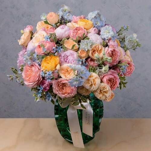 Изумительный букет для самых нежных No.5192 Дельфиниум, Оксипеталум, Пион, Питтоспорум, Роза кустовая, Роза пионовидная