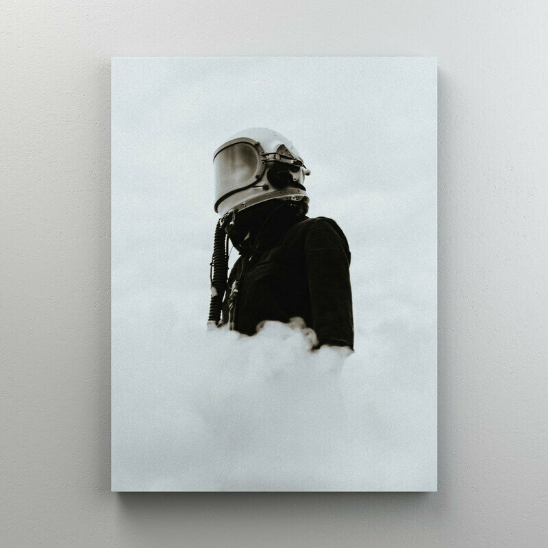 Интерьерная картина на холсте "Космонавт в дыму", размер 30x40 см