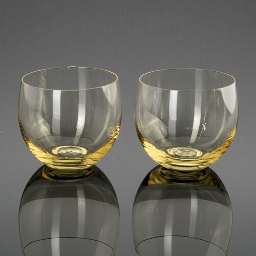 Пара стаканов жёлтого цвета округлой формы (для крепких напитков), стекло