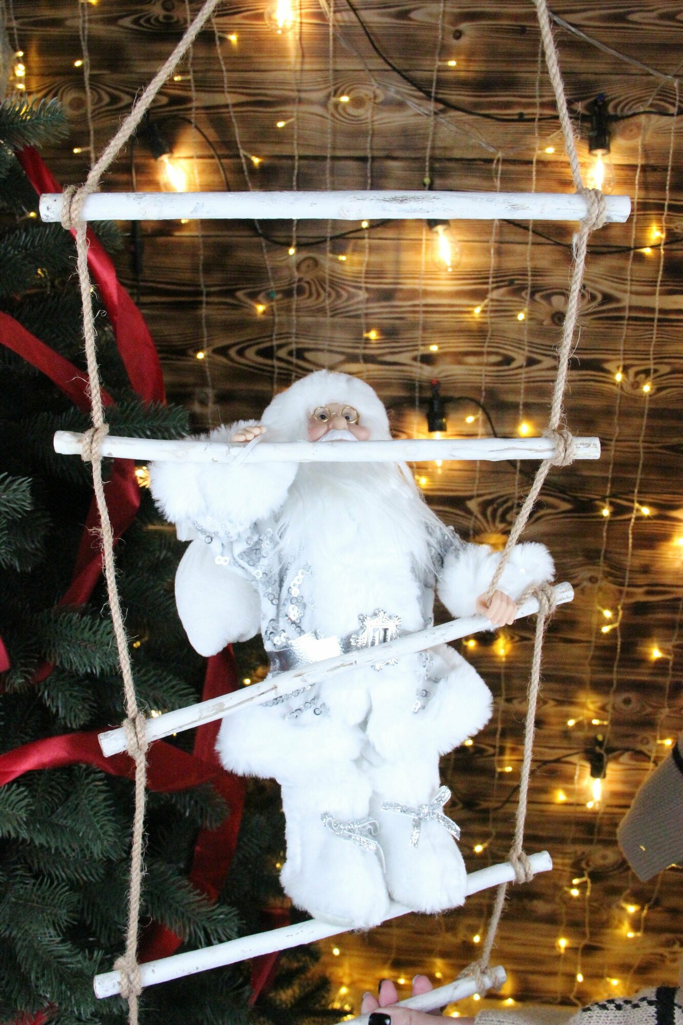 Дед Мороз на лестнице 30см, серебристый
