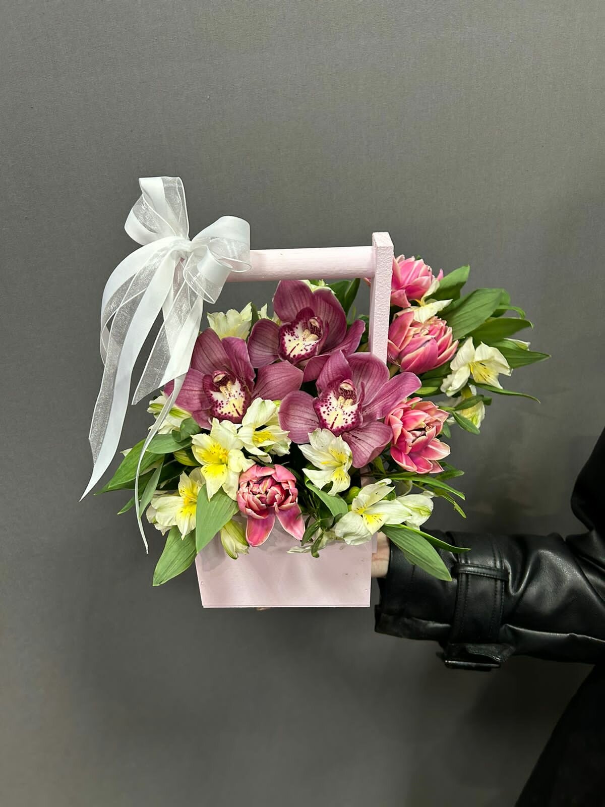 Микс с орхидеями, тюльпанами и альстромерий в белом ящике