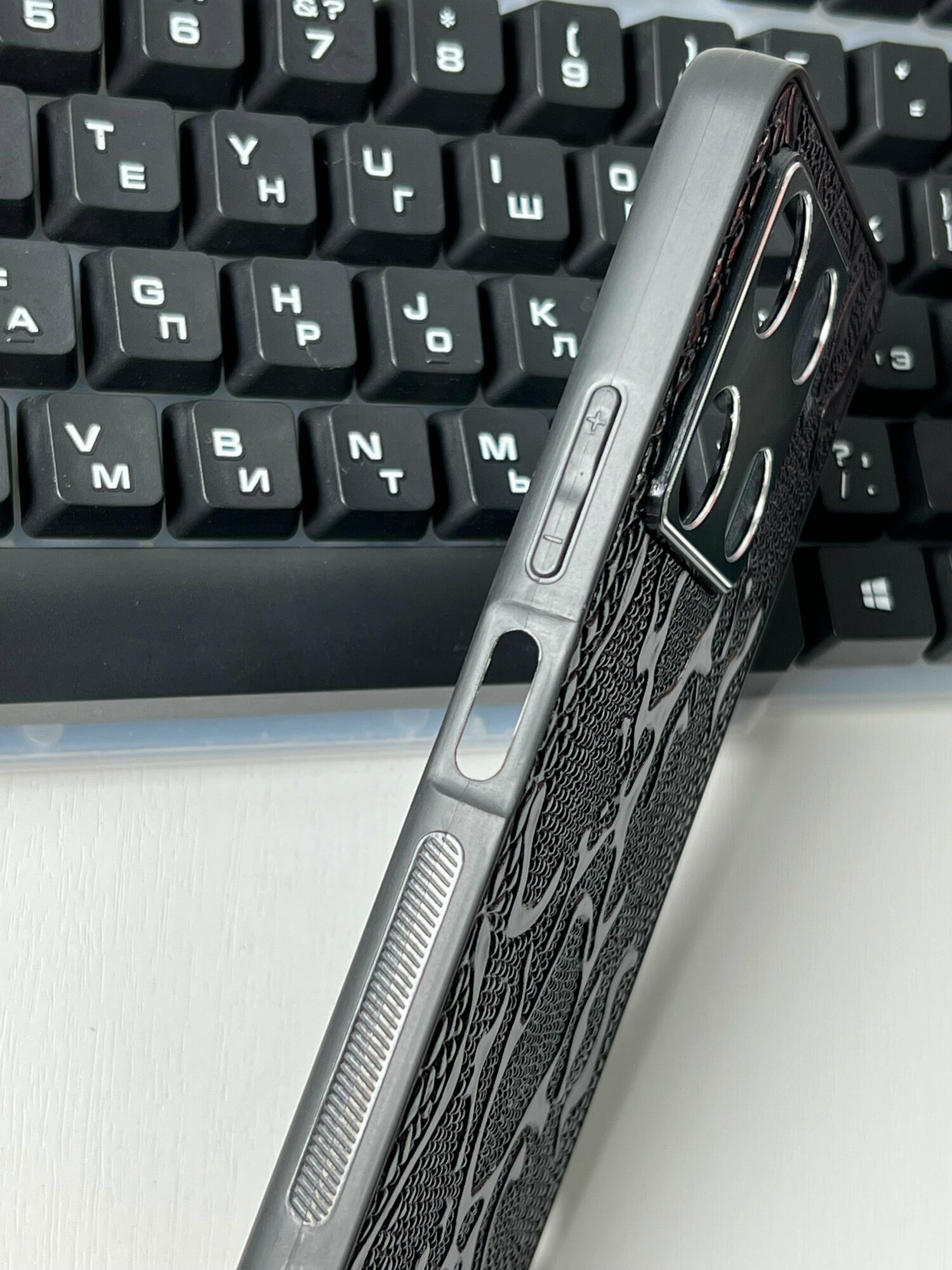 Чехол кожаный на Infinix Note 30 Pro / Чехол Инфиникс Нот 30 Про с защитой камеры, змея, черный — фото 1