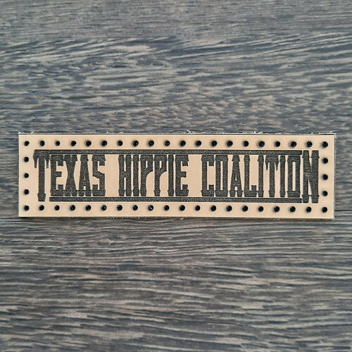 Кожаная рок нашивка Texas Hippie Coalition. Размер: 9,5 x 2,5 см. Цвет: Бежевый