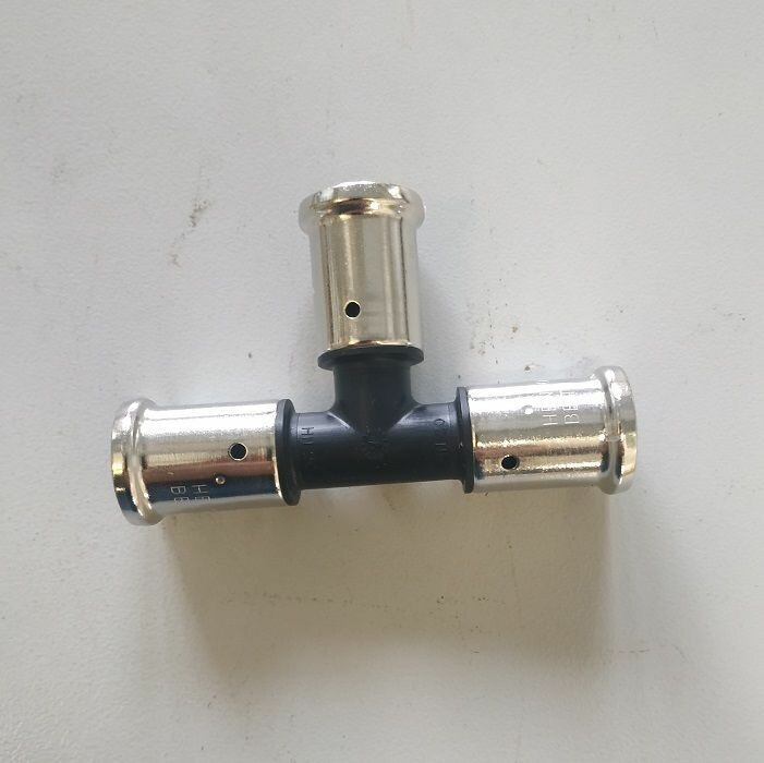 фото Тройник Henco равнопроходный, ПВДФ пресс, 20x20x20, HE 9PK-202020