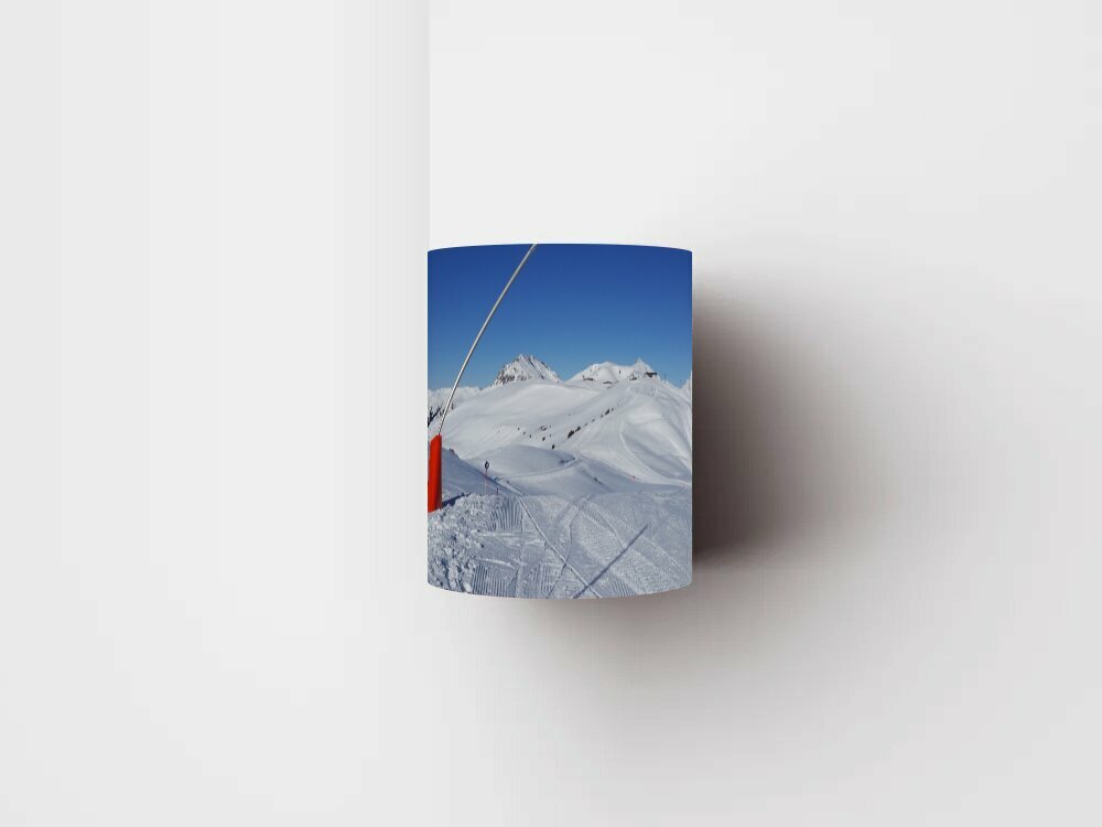 Кружка с рисунком, принтом "Зимние виды спорта, лыжный склон, снег" 320 мл.