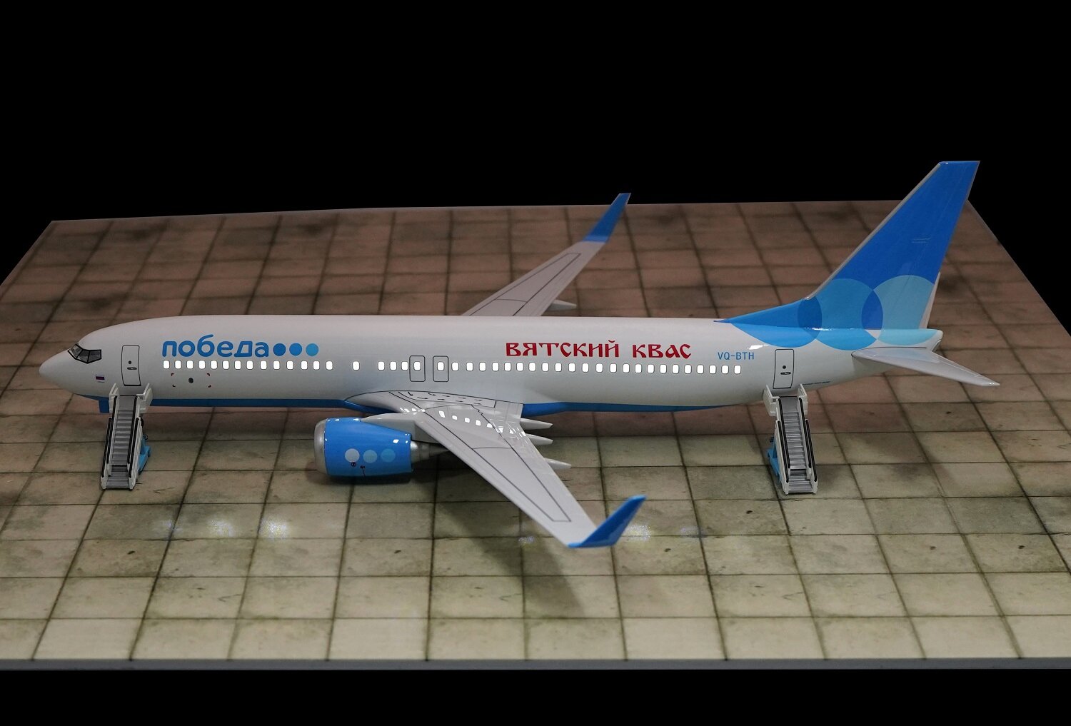 Модель самолёта Боинг 737-800 авиакомпании России Победа. С подсветкой иллюминаторов.