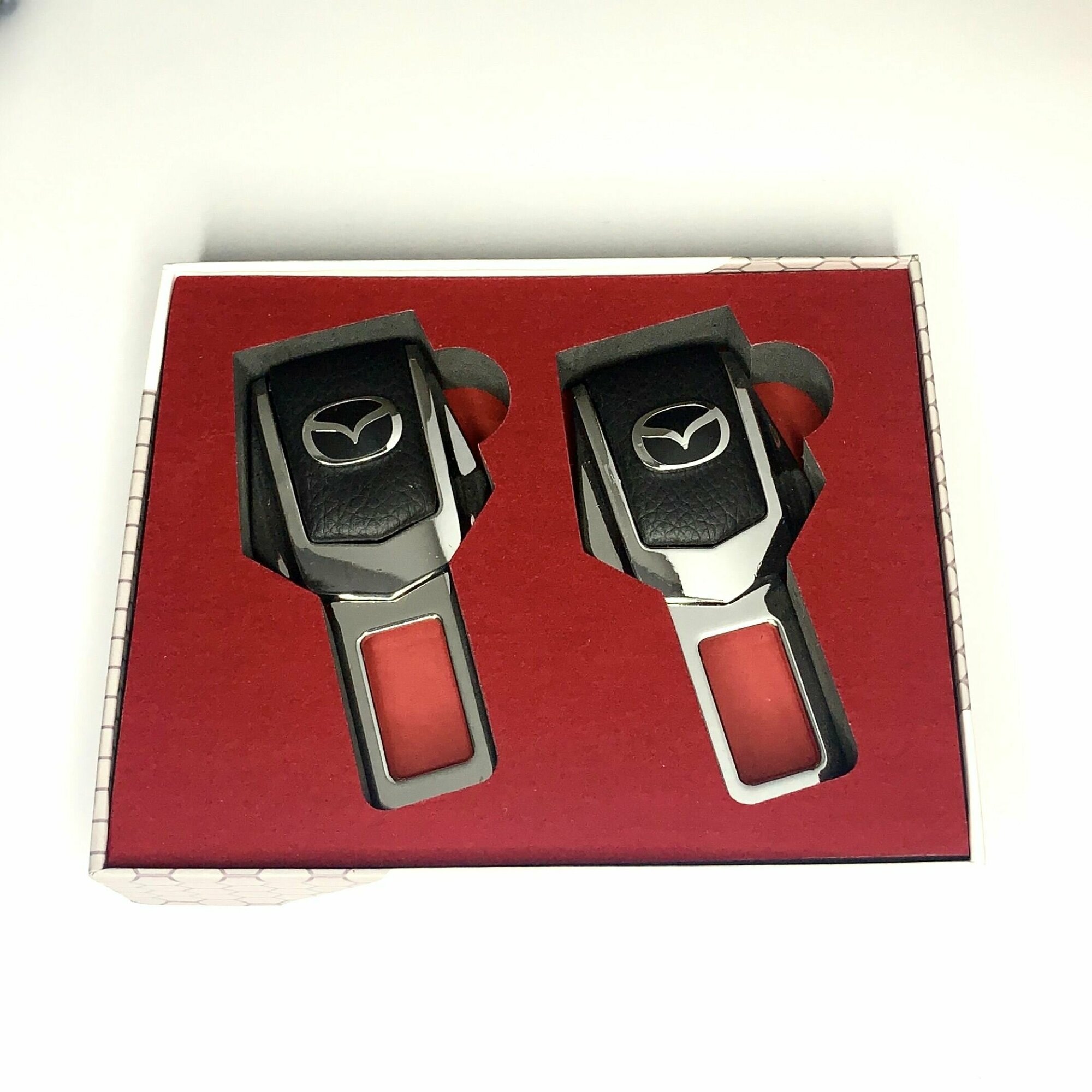 Заглушки ремня безопасности с эмблемой автомобиля Mazda в подарочной упаковке/Заглушки с кожаной вставкой