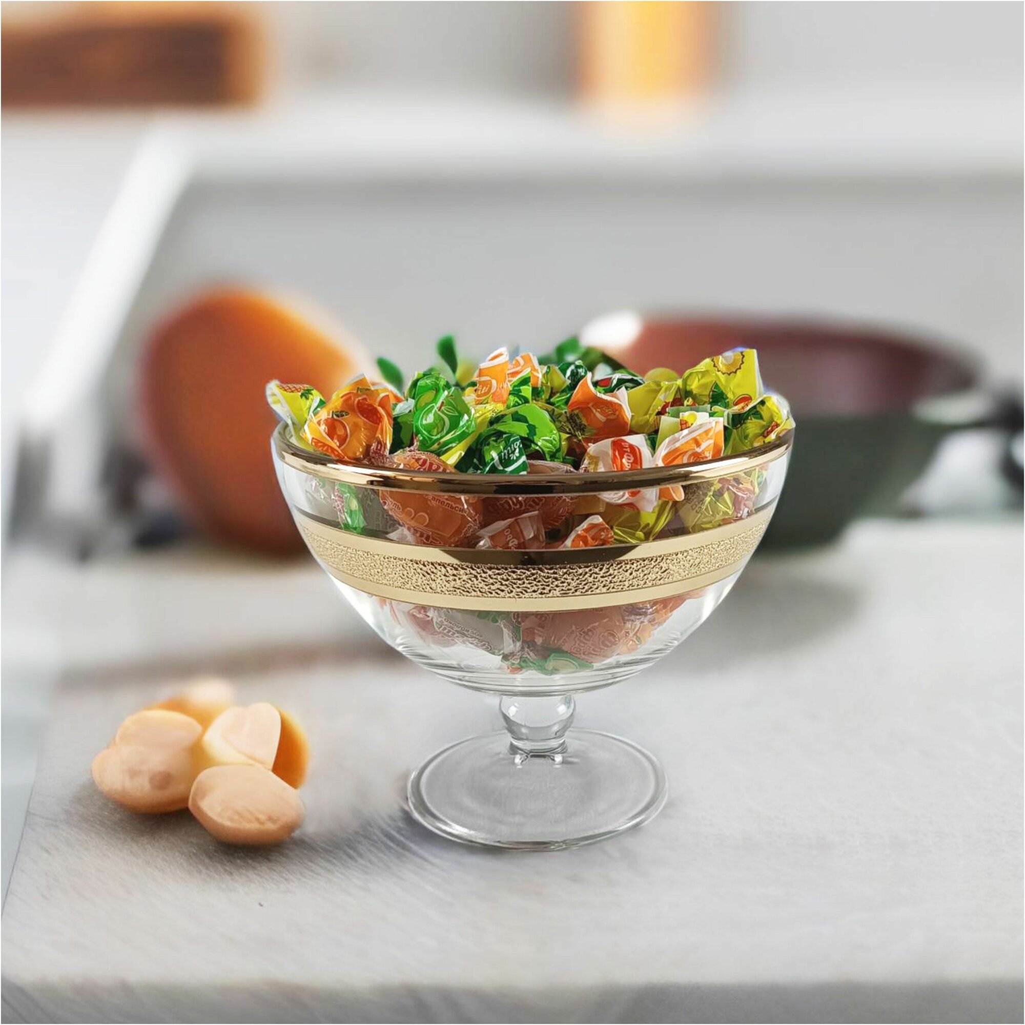 Ваза стеклянная на ножке для фруктов с алмазной гравировкой PROMSIZ ультра, 900 мл, 1 шт.